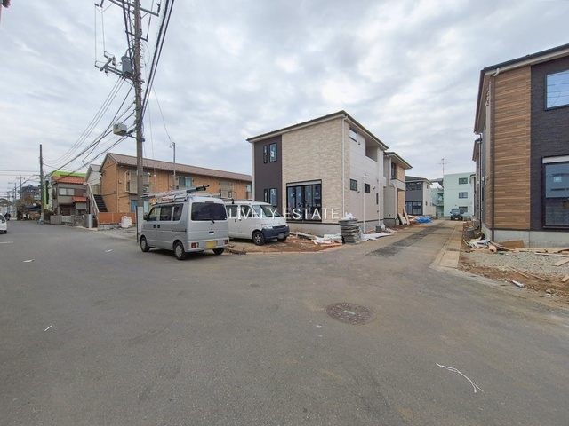 越谷市瓦曽根1丁目 新築分譲住宅 全6棟 2号棟 の前面道路含む現地写真