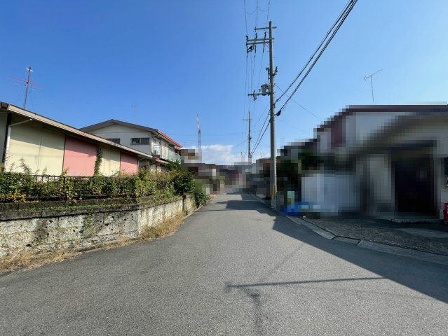 宇治市伊勢田町砂田の前面道路含む現地写真|見通しのよい前道で、小さなお子様のいるご家庭も安心です。