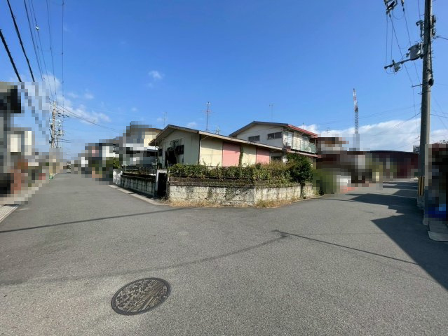 宇治市伊勢田町砂田の前面道路含む現地写真|角地につき、建物の存在感が際立ちます。