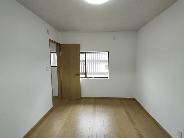 長府安養寺　リフォーム済物件の洋室