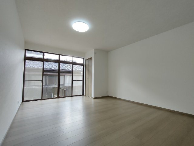 長府安養寺　リフォーム済物件の洋室