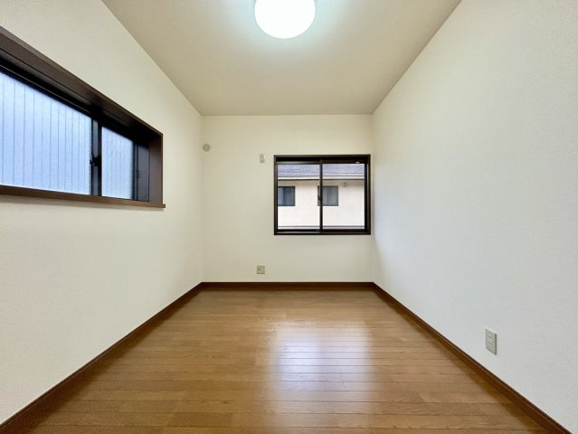 高知市潮見台１丁目　中古戸建ての洋室