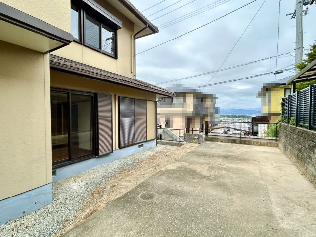 高知市潮見台１丁目　中古戸建ての駐車場