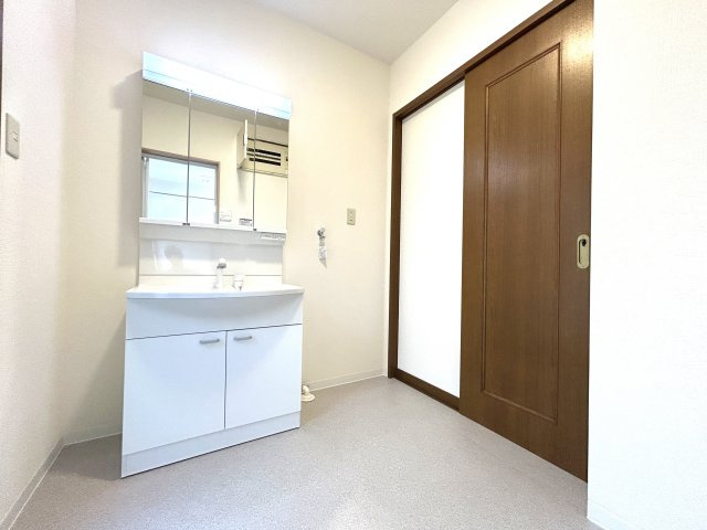 高知市潮見台１丁目　中古戸建ての独立洗面台