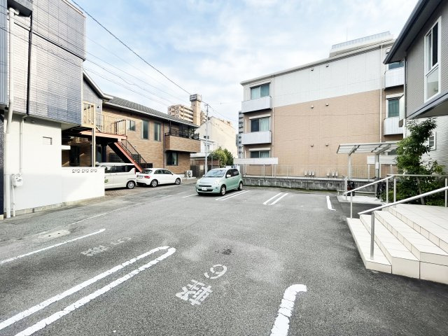 プロヌーブ佐古の駐車場