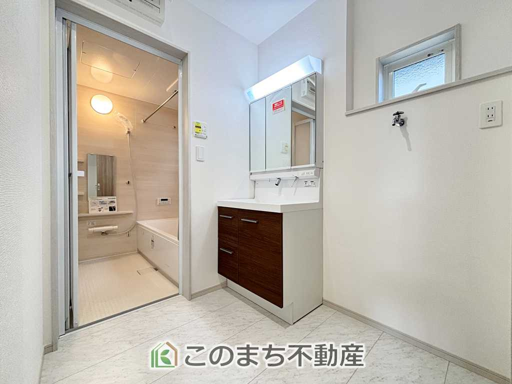 いろどりアイタウン那須塩原市並木町23-P1の洗面所|シャンプードレッサーで朝の身支度♪伸びるホースでお掃除も簡単清潔です！