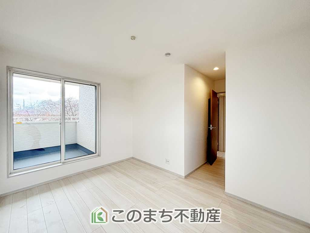 いろどりアイタウン那須塩原市並木町23-P1の洋室|大きな窓から暖かな日差しが差し込みます♪