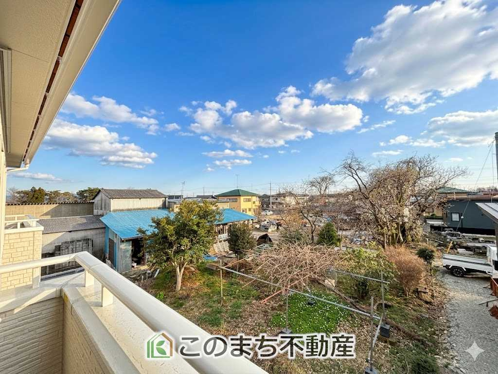 いろどりアイタウン那須塩原市並木町23-P1の展望|こちらのバルコニーからの眺望写真は、開放感があってとても素敵ですね！青空の広がりが強調されており、周囲に高い建物がないため、陽当たりや通風の良さが一目で伝わります。