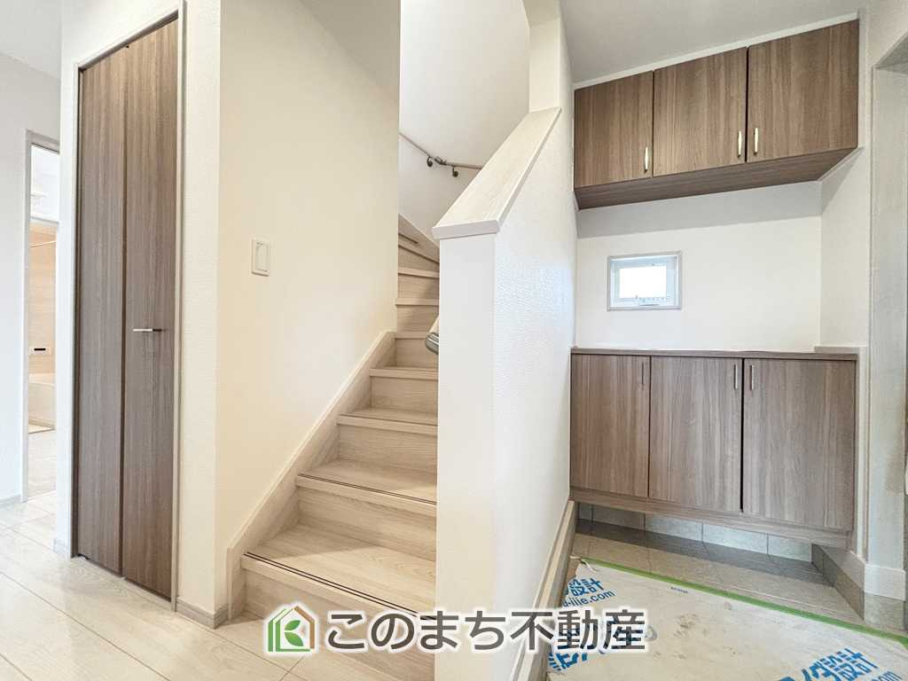 いろどりアイタウン那須塩原市並木町23-P1の内装|手すり付きで上り下りしやすい階段。高窓から自然光が差し込み、明るく清潔感のある空間に仕上がっています。