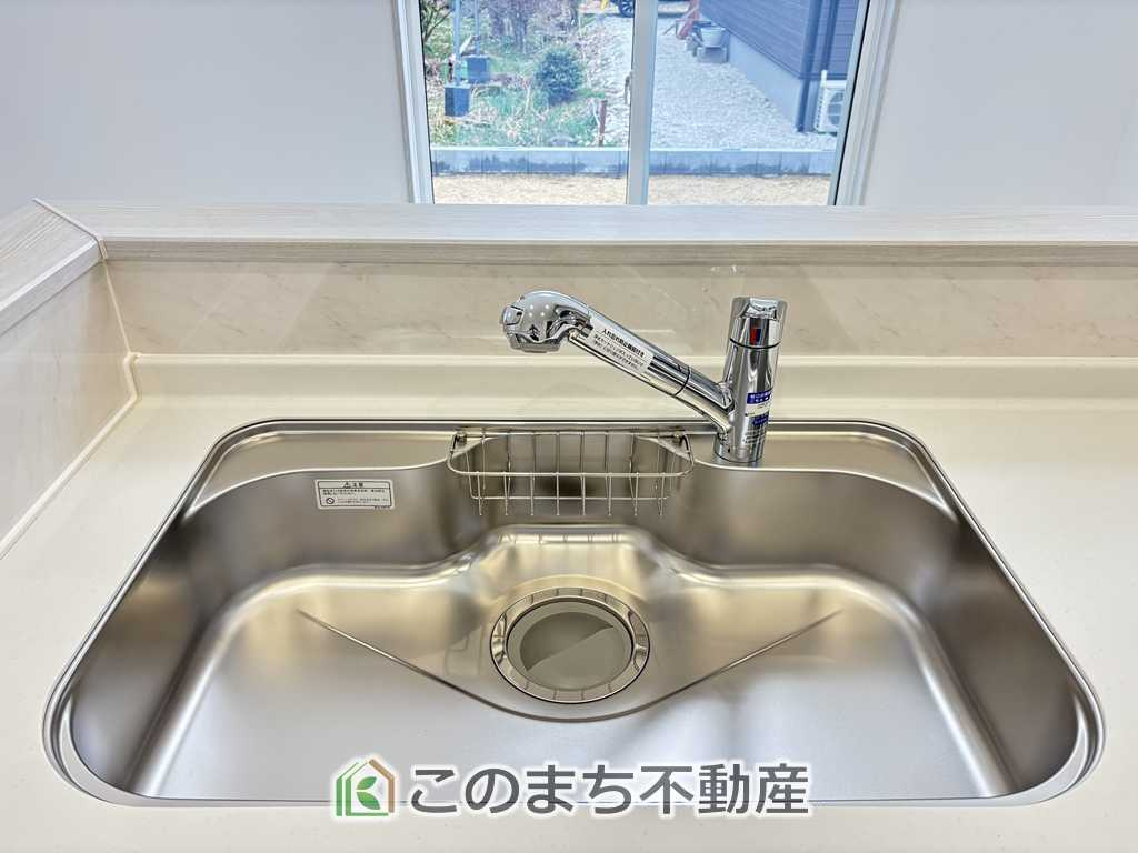 いろどりアイタウン那須塩原市並木町23-P1のキッチン|ビルトイン型浄水器を内蔵したキッチン水栓。お米を研いだり、野菜を洗ったりするときなど用途に応じてワンタッチで浄水に切り替えが可能です。カートリッジ式なので、フィルターを簡単に交換する事が出来ます。