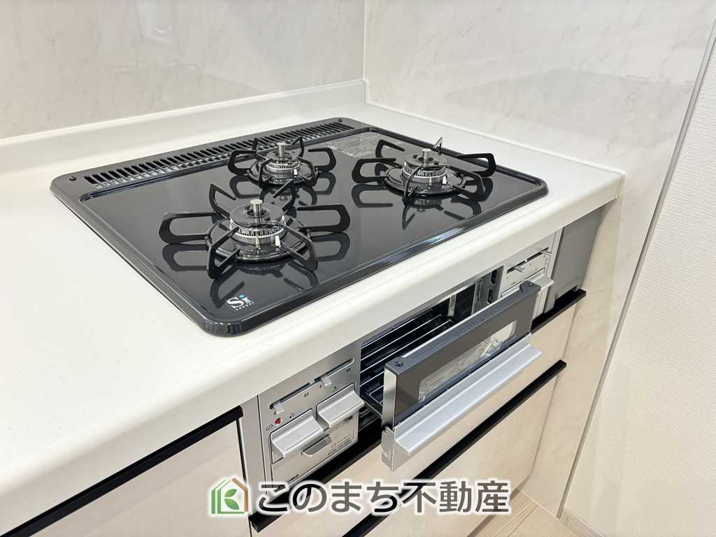 いろどりアイタウン那須塩原市並木町23-P1のキッチン|三ツ口コンロ採用で、同時調理もスムーズ◎！お料理を並べられるカウンター付きで、配膳・片付けをサポート！リビングで過ごすご家族とコミュニケーションを楽しみながら作業可能です♪