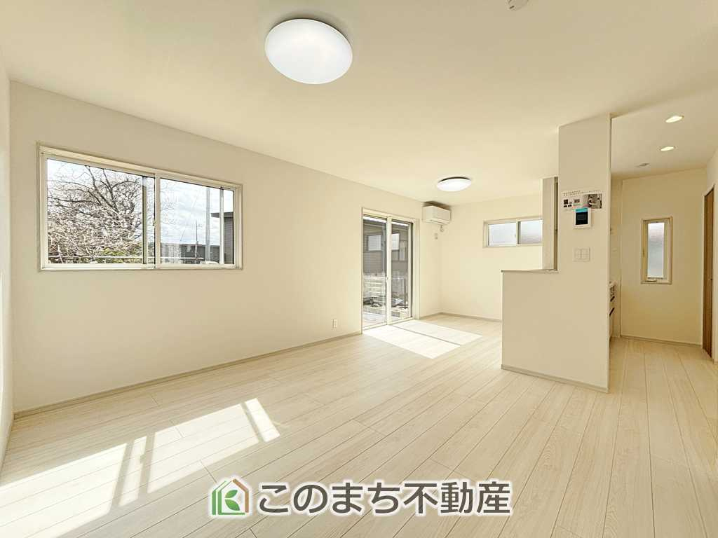 いろどりアイタウン那須塩原市並木町23-P1の居間・リビング|開放感のある広々としたリビング☆家族みんなでゆったりくつろげます♪
南側から暖かな日差しが差し込みます♪キッチンからリビングの様子がよく見渡せます☆