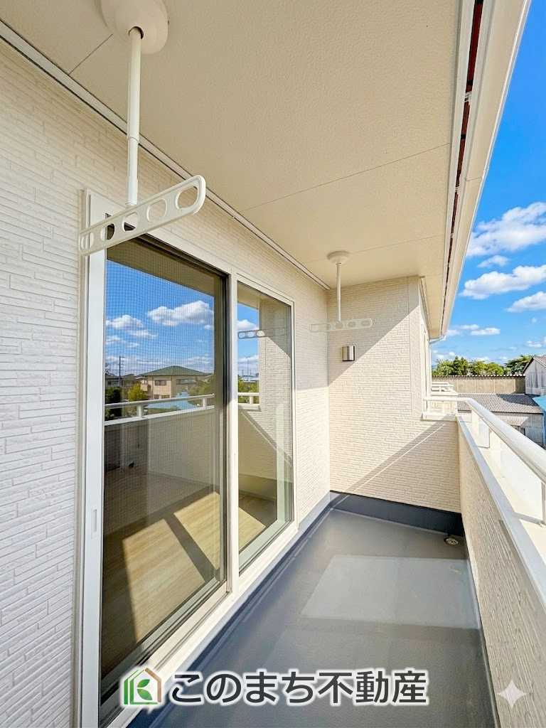 いろどりアイタウン那須塩原市並木町23-P1のバルコニー|南向きの大型バルコニーは陽当り良好で、たっぷりのお洗濯物もよく乾きます！
さらにインナーバルコニーなので雨の日でも安心してお出かけできますね♪