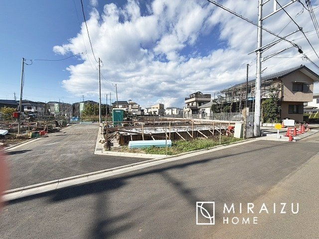 【外観】 | 青く澄み渡った綺麗な空と、陽の光をたっぷりと受ける、そんな新築住宅で新生活をスタートしてみませんか？見学・ご相談等、ミライズホーム(株)までお気軽にご連絡下さい♪