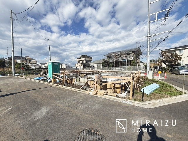 【外観】 | 陽当たりが心地の良いリビング空間です。日中はカーテンを開けて自然な光を取り込みリラックスして過ごしたいですね、照明器具もセンスの良いものを使いたいですね。