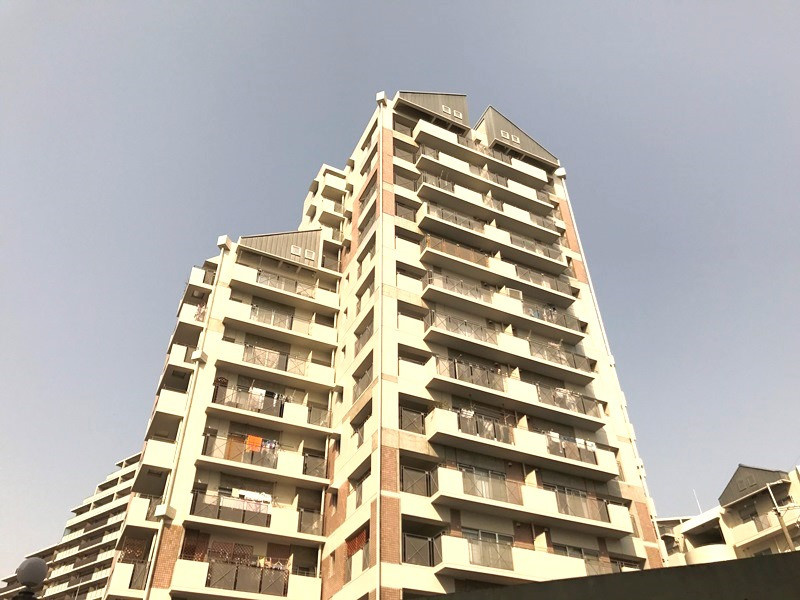 緑地公園グリーンハイツ4号棟の外観