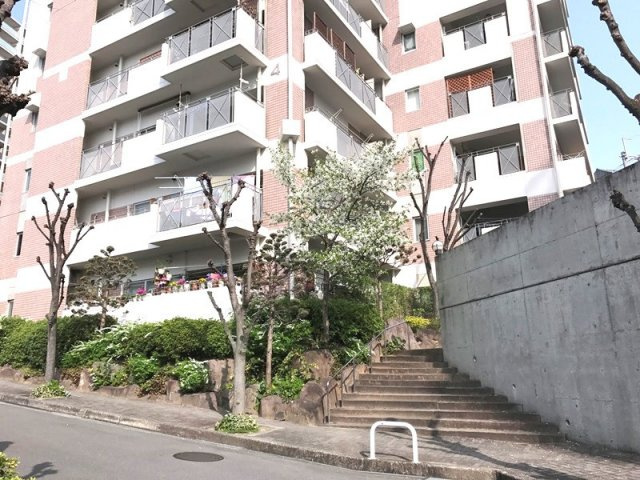 緑地公園グリーンハイツ4号棟の外観