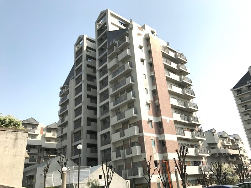 緑地公園グリーンハイツ4号棟の外観