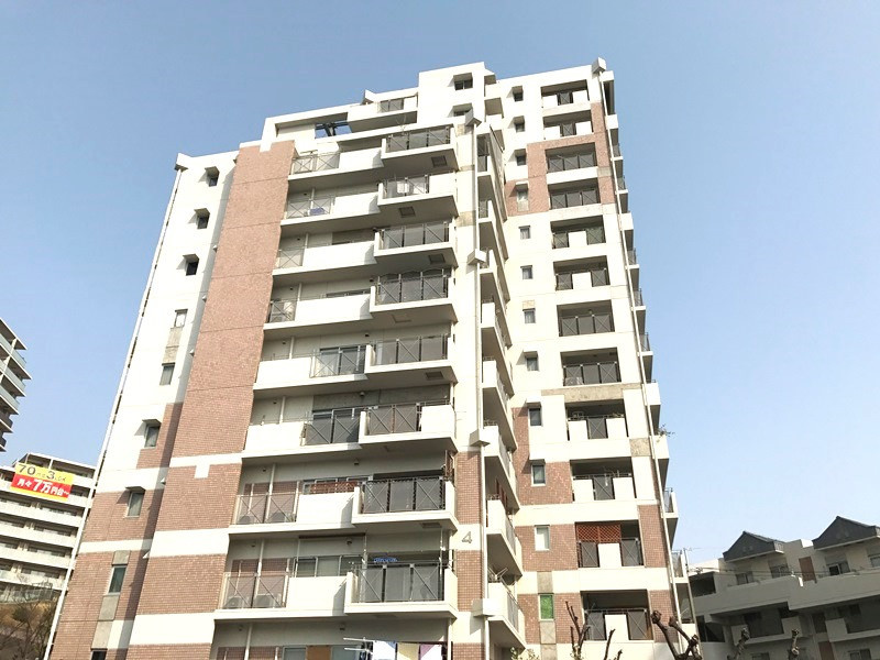 緑地公園グリーンハイツ4号棟の外観