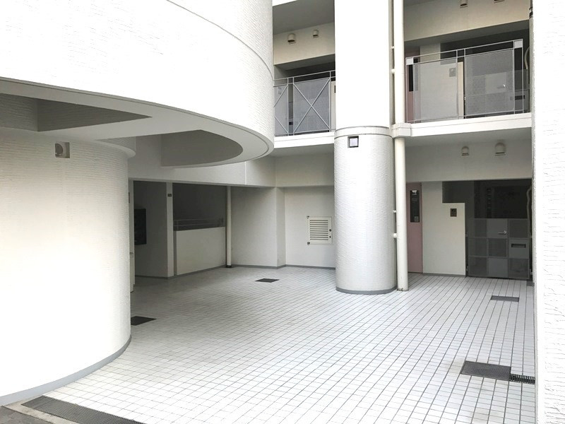 緑地公園グリーンハイツ4号棟のエントランス