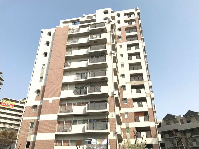 緑地公園グリーンハイツ4号棟の外観