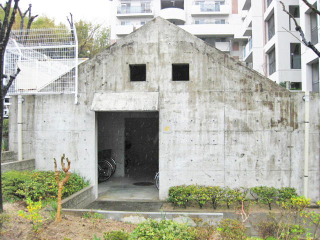 緑地公園グリーンハイツ4号棟の駐輪場