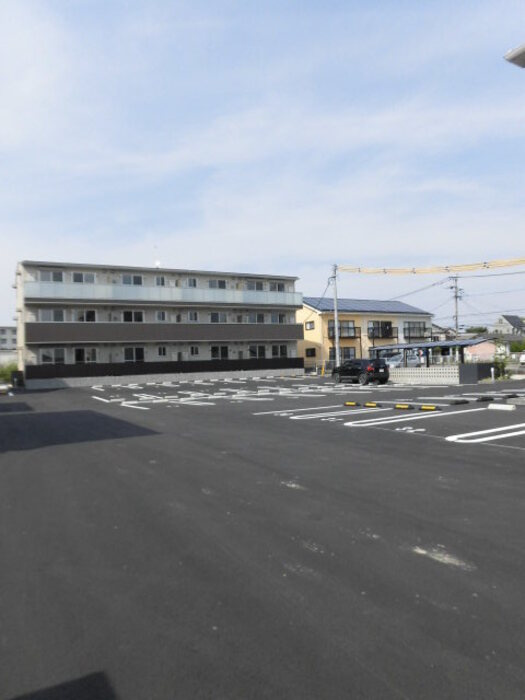 ペルラディアマンテB棟の駐車場|車をお持ちの方に嬉しい駐車場付きの物件です