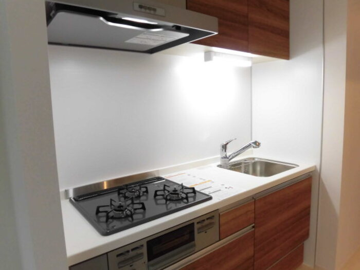 ペルラディアマンテB棟のキッチン|コンパクトなキッチンで掃除もラクラク