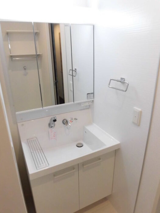 ペルラディアマンテB棟の洗面所|広い洗面スペース