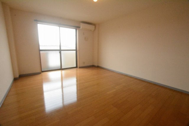 ミルーム津福の洋室|こちらの居間で趣味の時間をお楽しみください