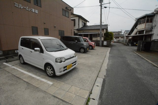 ミルーム津福の駐車場|駐車場があります