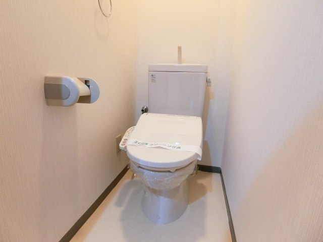 ローテ・ローゼＢ棟のトイレ|落ち着いた色調のトイレです