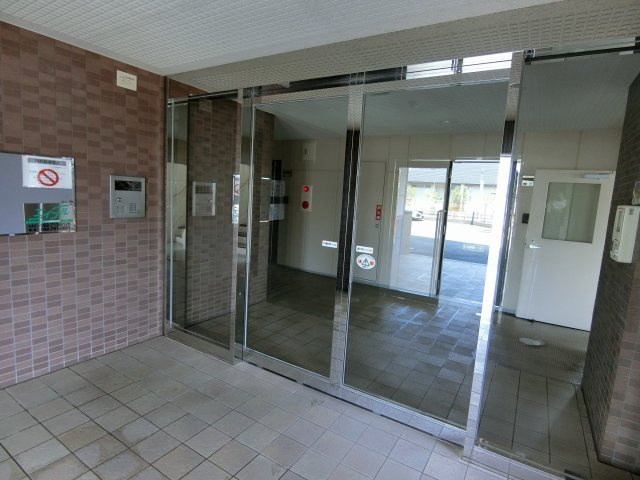 ルーチェクール花畑のエントランス|毎日通るエントランスはこのようになっています