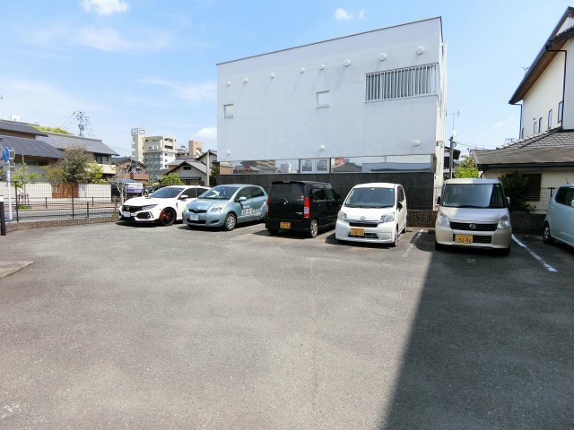 ルーチェクール花畑の駐車場|車をお持ちの方に嬉しい駐車場付きの物件です