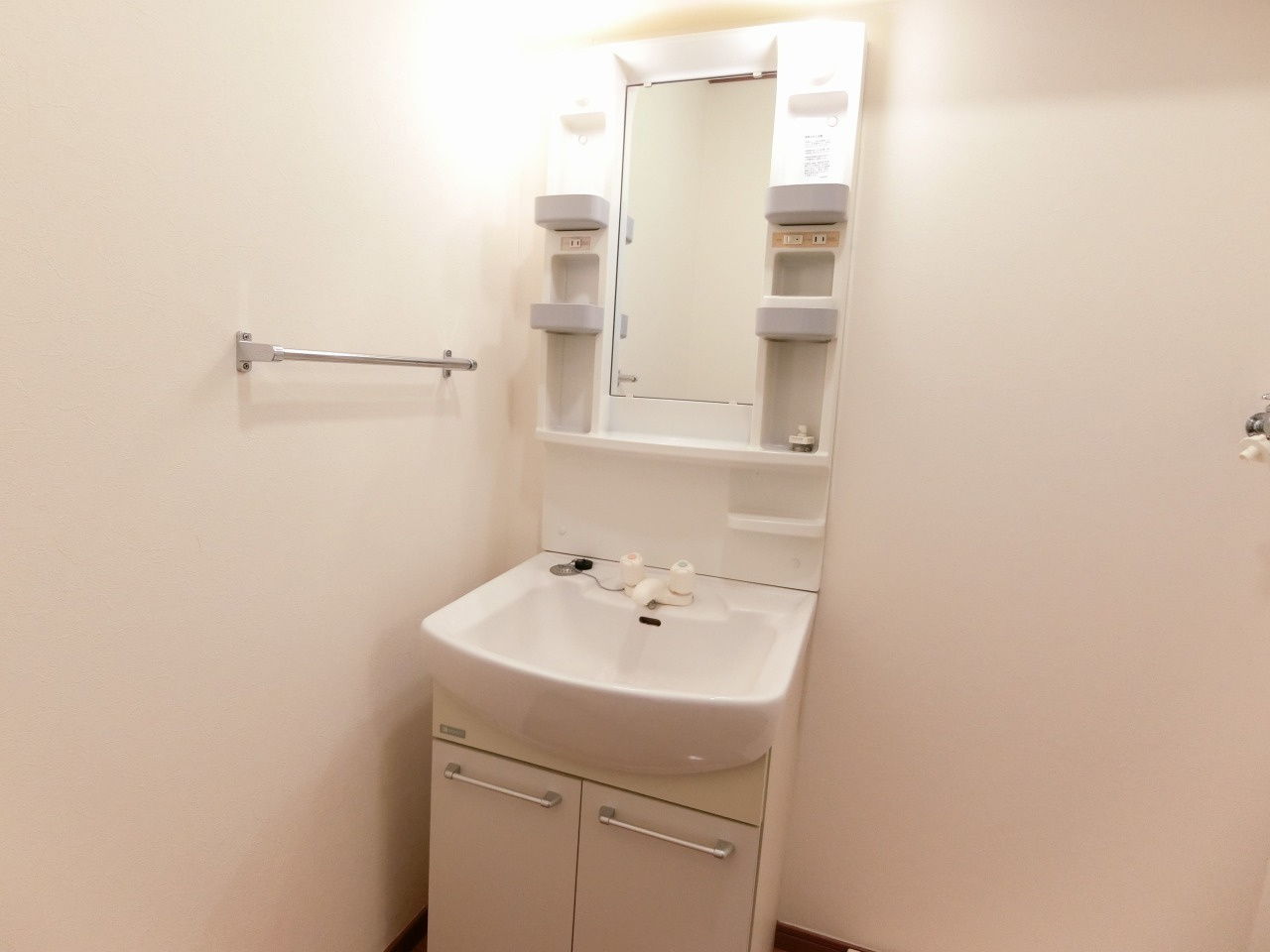 ルーチェクール花畑の洗面所|ゆったりとスペースのある洗面所