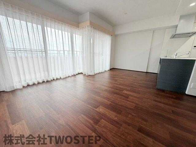 グラン・パレ大倉山ウエストタワーの居間・リビング