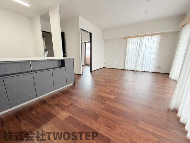 グラン・パレ大倉山ウエストタワーの居間・リビング