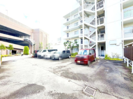 白鳥ハウスの駐車場