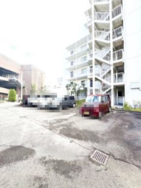 白鳥ハウスの駐車場