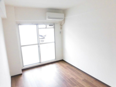 【居間・リビング】 | メゾン・フロンティア | 陽の光が差し込む明るいお部屋です