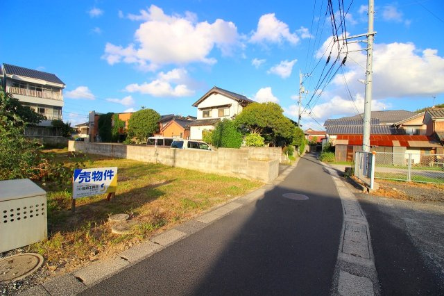 安来町（西御幸）土地の前面道路含む現地写真|南向き間口になり、日のしっかり入る住宅を新築可能な敷地配置になります。