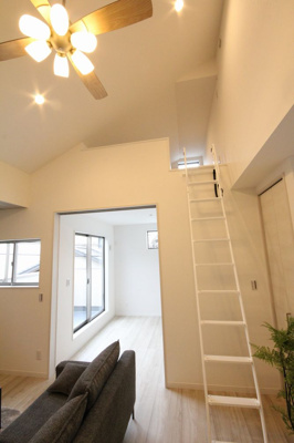 【居間・リビング】 | 高州新築ロフト付き | ロフトに続く階段