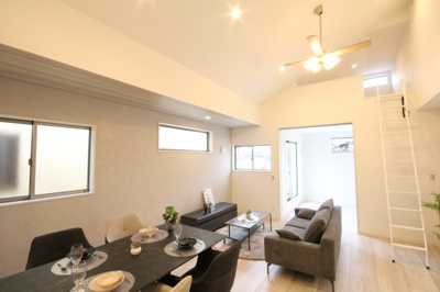 【居間・リビング】 | 高州新築ロフト付き | リビングの隣には4.5帖の洋室があり、ロフトもあります