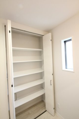 【収納】 | 高州新築ロフト付き | 洗面台の向かいには収納棚があります