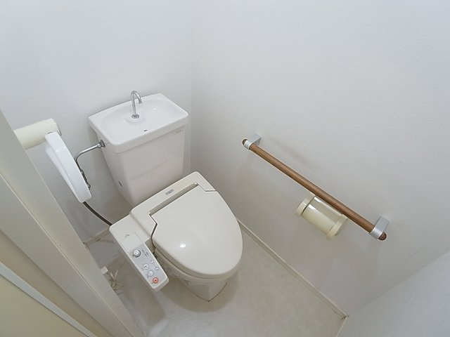 ハイツローレルのトイレ|温水洗浄便座付きのトイレ