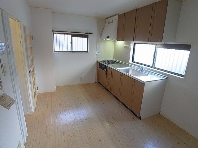 ハイツローレルの居間・リビング|ワンフロア1戸の独立したお部屋、明るく風通しも良好