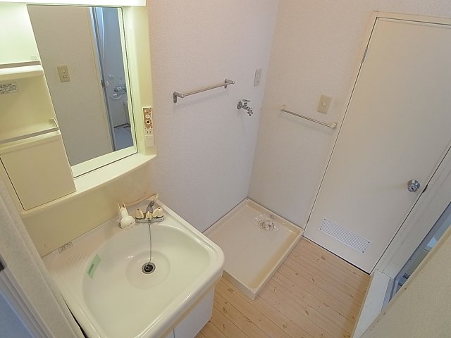 ハイツローレルの洗面所|シャワー付きの洗面台を完備しています