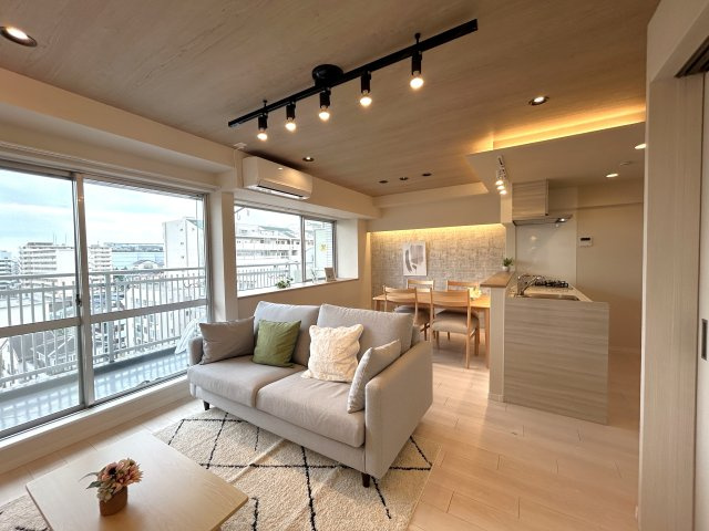 ツインシティ壱番館エンランズ東砂の居間・リビング|家族みんなが爽やかに健やかに過ごせるように、溢れる光をたっぷり取り込んだリビングダイニング。集いの場、憩いの場としての快適性を求めたやすらぎの空間です