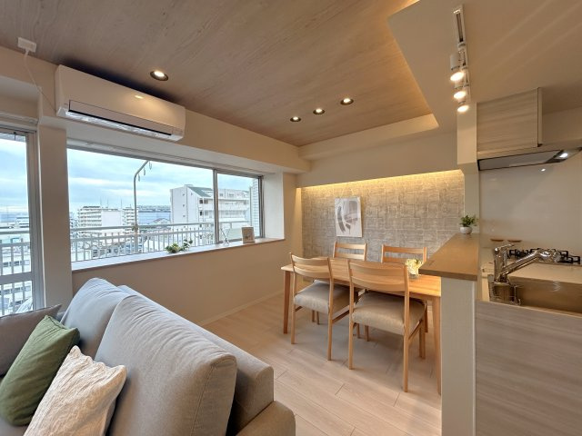 ツインシティ壱番館エンランズ東砂の居間・リビング|オープンでのびやかな空間を生み出す、こだわりの広がりとゆとり。家族と過ごす時間を大切にしたい方にぴったりの明るくゆとりある住空間です。窓からの日差しがリビングの隅々までしっかりと届きます！