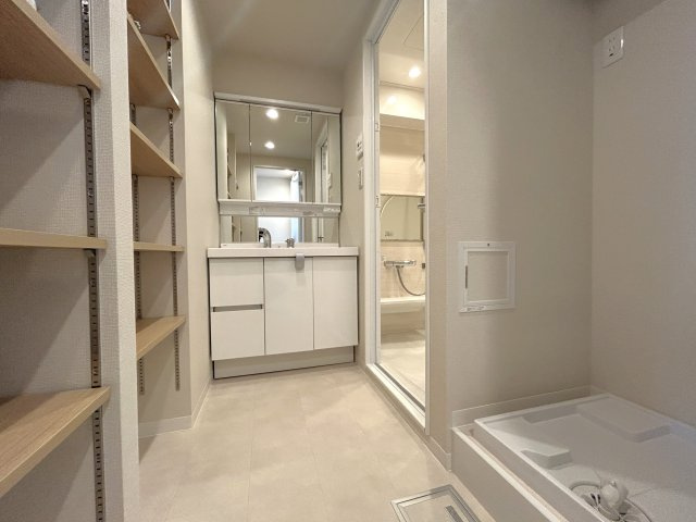 ツインシティ壱番館エンランズ東砂の洗面所|【パウダールーム】
三面鏡タイプの洗面化粧台を採用し、キャビネット収納はぎっしり色々な物を収納でき下部収納もございます。シャワーヘッドタイプを採用しておりますのでお掃除など楽々できます。